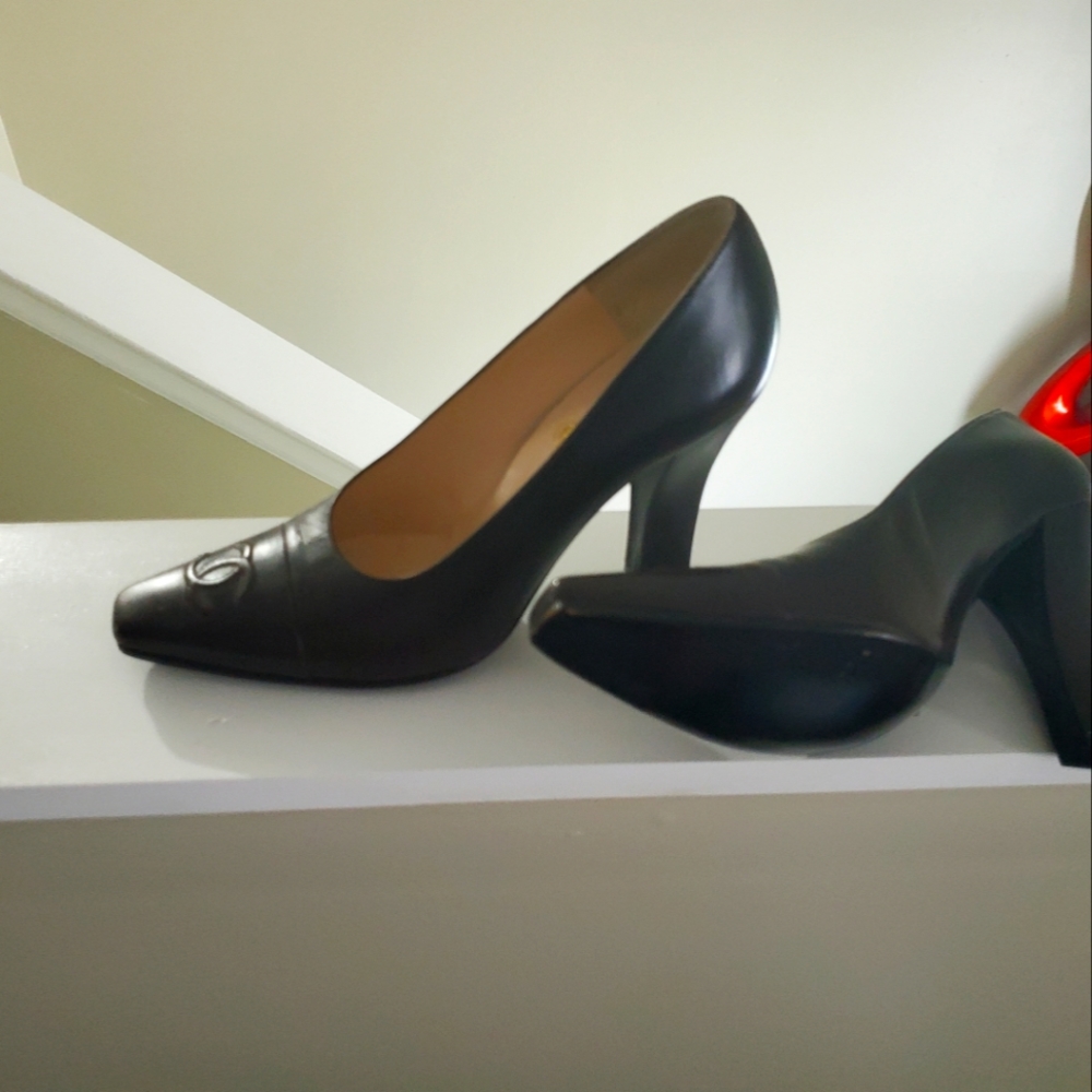 Chanel rich Dark Chocolate Brown Pumps. Excellent condition! Super comfortable.